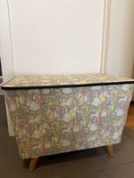 Truhe/Hocker/Fussbank mit Vintage-Muster, Holzfüsse, stabil