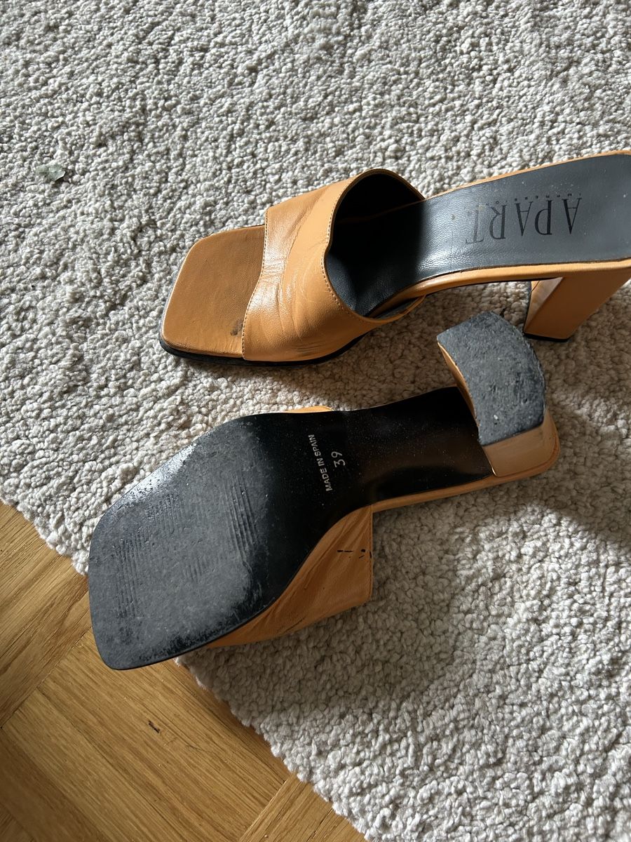 Scarpe da donna: Tan leather mules with square toe and block heel – Usato da Zürich venduto da ori_9dcy 2