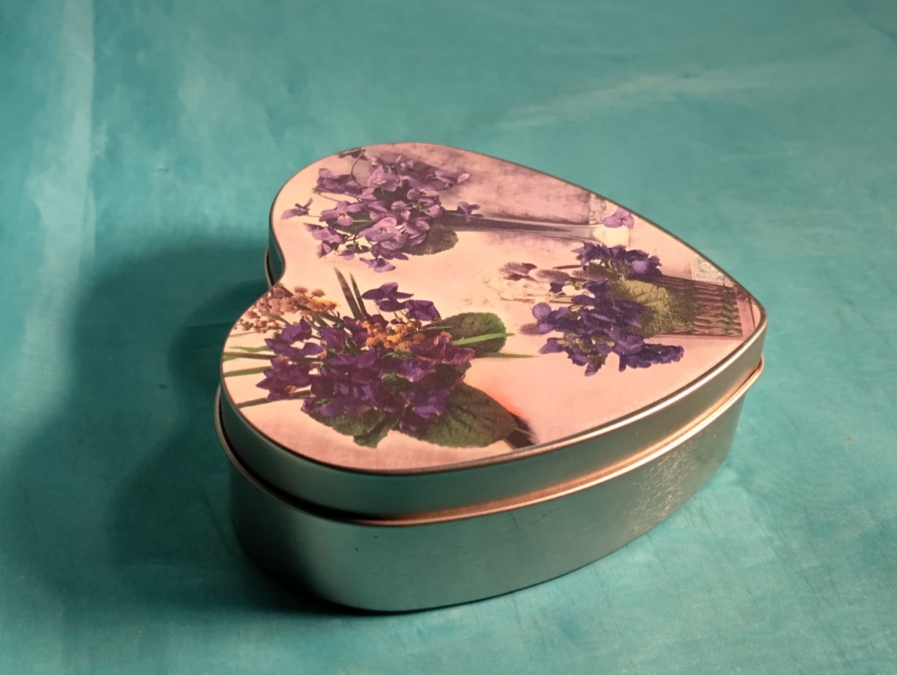 Altro in Decorazioni & Accessori: Blechbüchse Herz mit Blumensträussen – Usato da Bellach venduto da JingleCherry 1