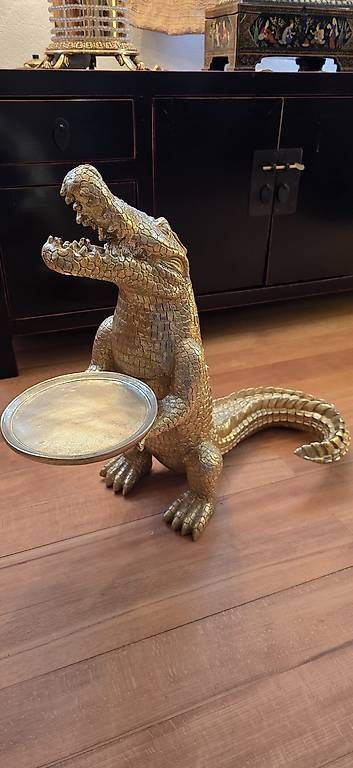 Skulpturen & Statuen: Beistelltisch, Krokodil Morty – Gebraucht aus Wolfhalden von Nati-Nati