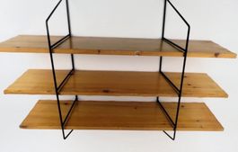 Holzregal mit Wandhalterung