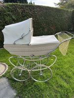 Antiker, schöner Kinderwagen. Weisser Korb aus Rattan