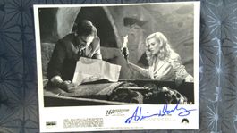 Alison Doody, Original Autogramm auf Grossfoto in s/w