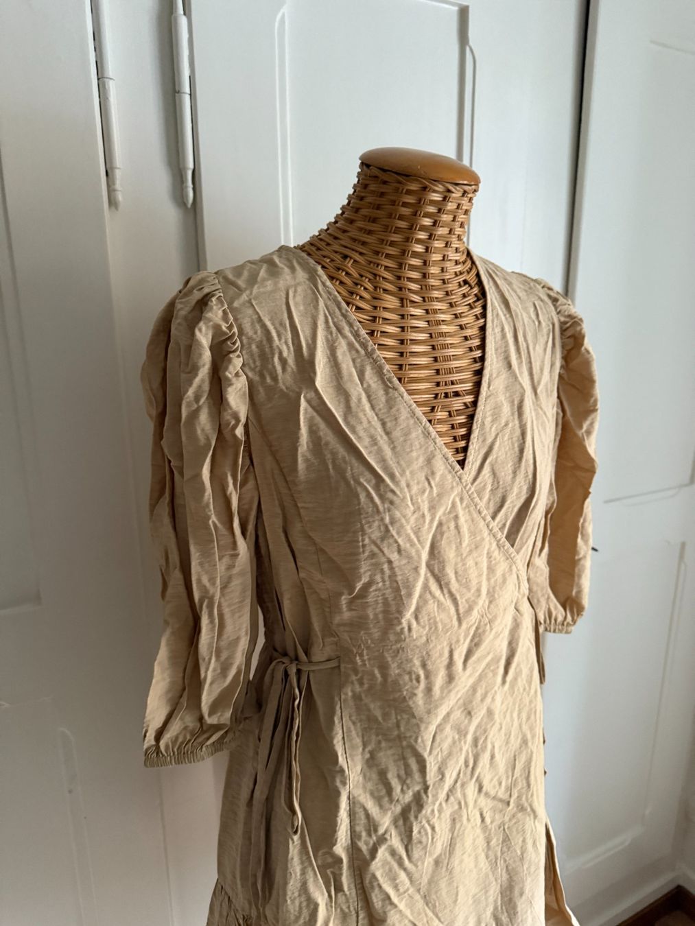 Kleider: EDITED - Wickelkleid beige 38 – Gebraucht aus Zürich von Diazaio 1