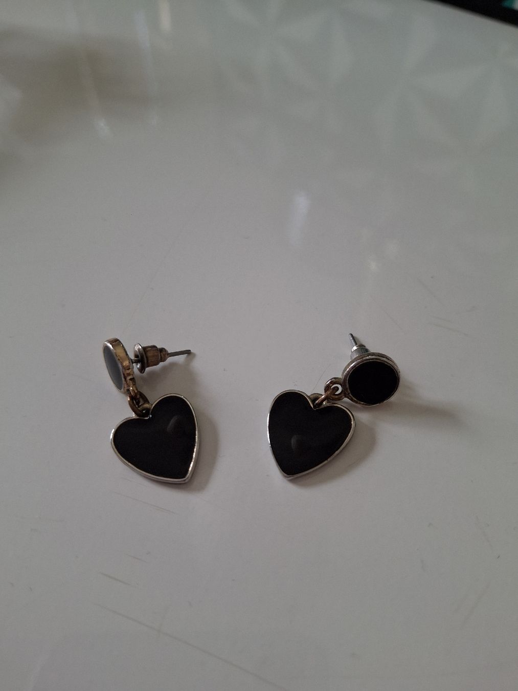 Orecchini pendenti & Orecchini a lobo: Boucles d'oreilles coeur noires – Usato da Lausanne venduto da Cognitia