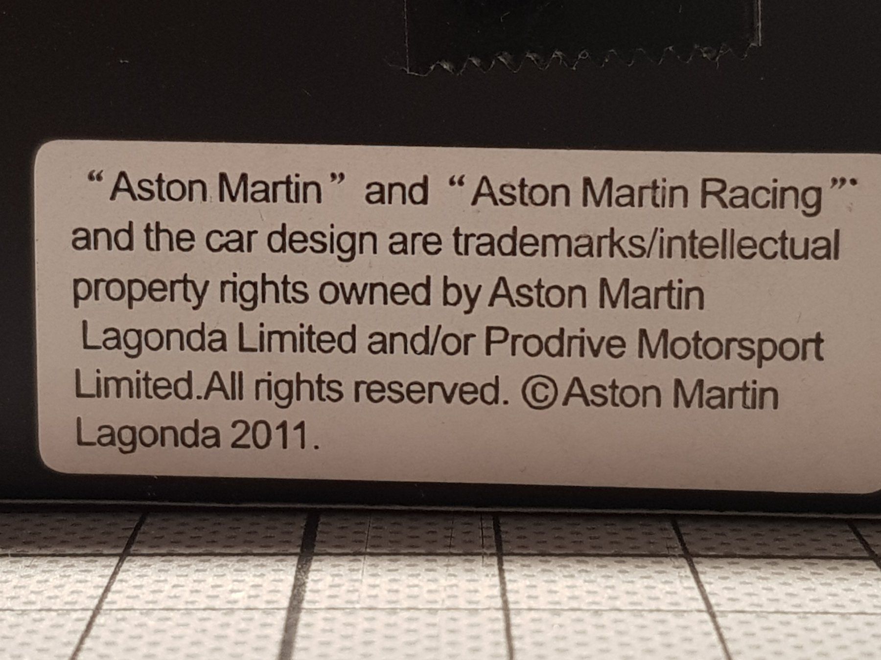 Aston Martin Modellini d'auto: Aston Martin DBR9 Gendarmerie Prototype 2006 – Nuovo e nell'imballaggio originale da Chézard-St-Martin venduto da AlPat-Collections 8