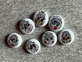 99 stk. Knöpfe weiss mit farbiger Schädel Ø 15 mm - NEUF‪