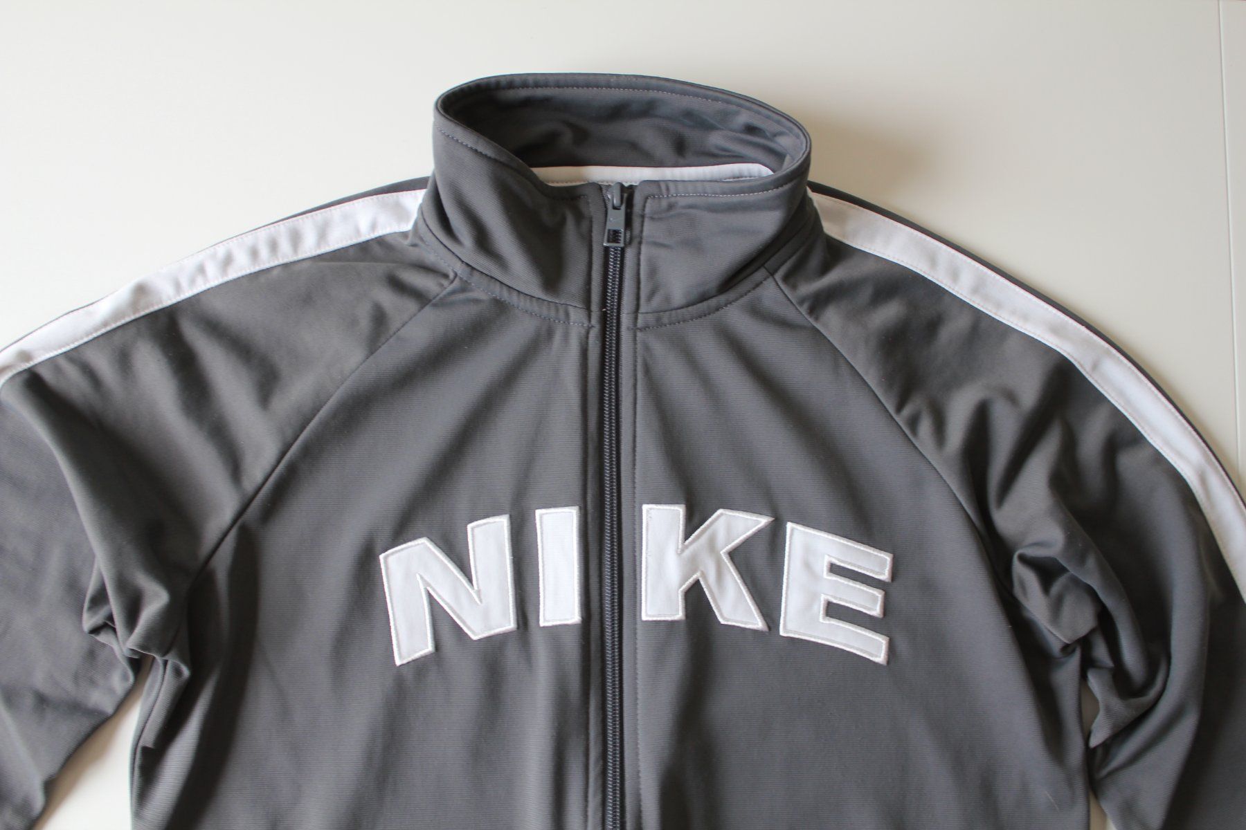 Nike Giacche: Veste de sport Nike grise – Usato da Peseux venduto da Gilloss 1