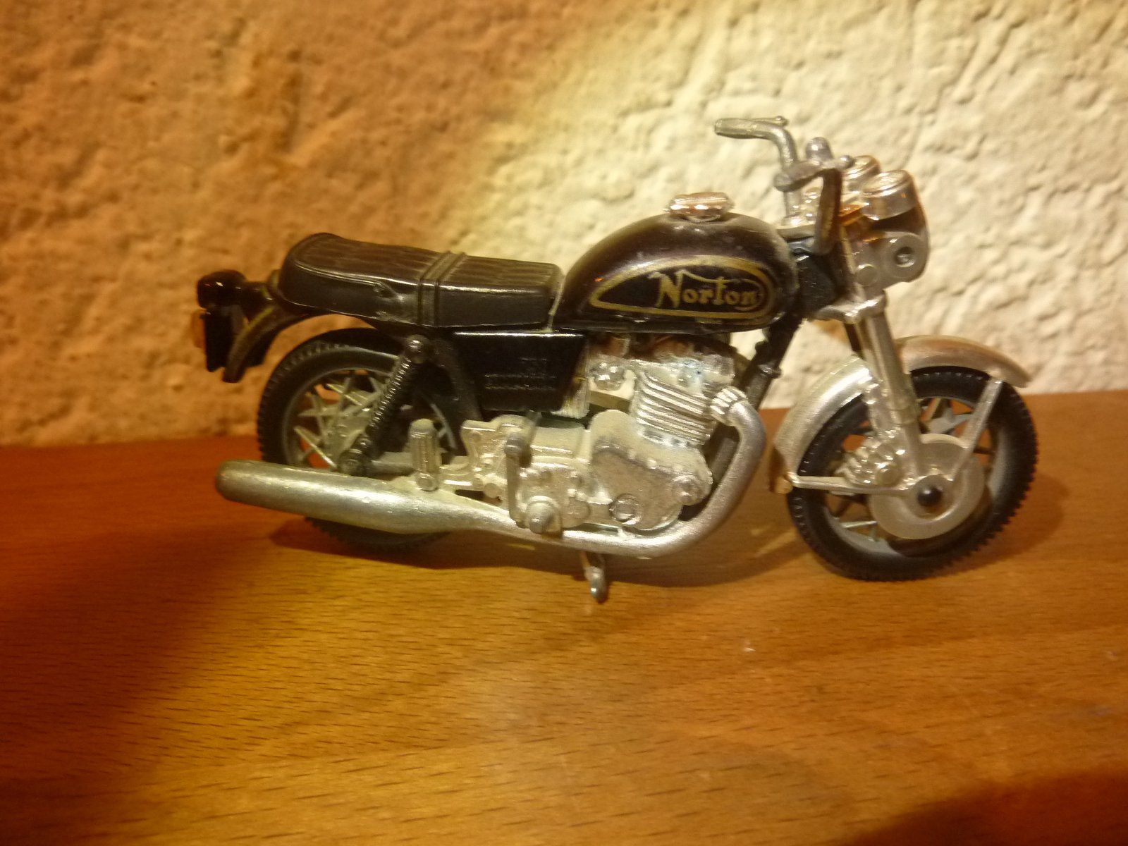 Polistil Kit di modellismo & Modellini statici: Norton Commando 750 1976 GT52 Polistil – Usato da Hochfelden venduto da swissice 2