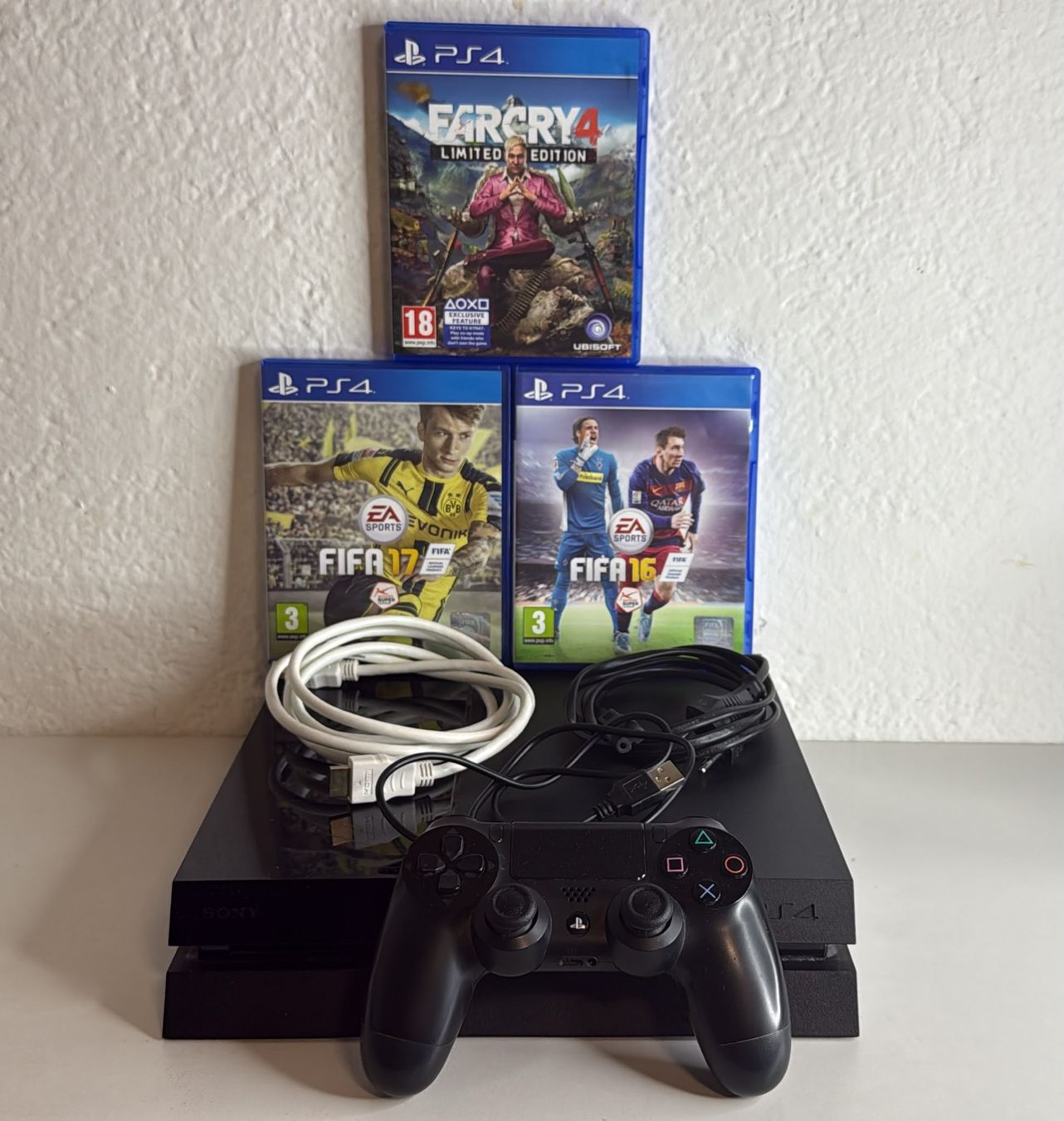 Sony Konsolen: Playstation 4 mit Spielen und Controller  – Gebraucht aus Ehrendingen von lax21