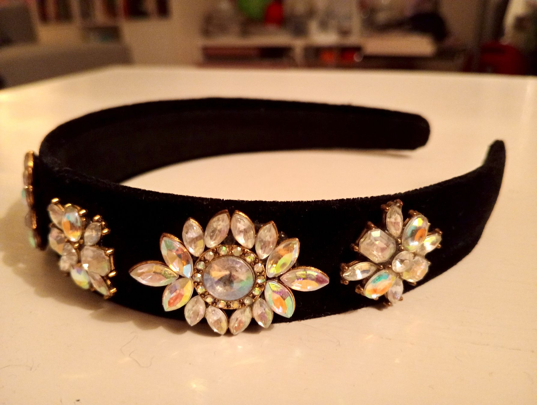Accessori per capelli: Elegantes Samt-Haarreif mit Strass-Blumen Schwarz – Usato da Allschwil venduto da Evgeniia78 2