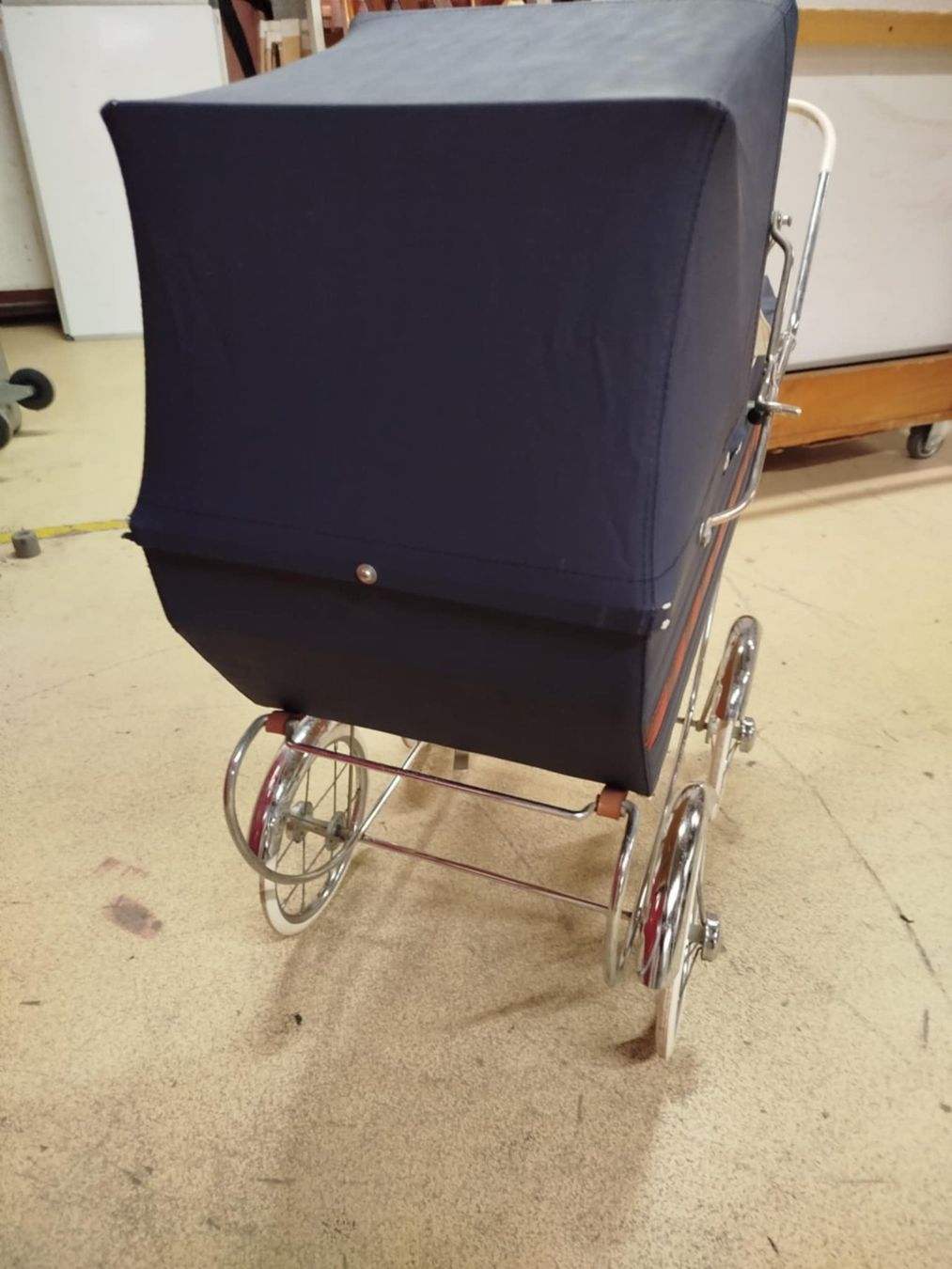 Carrozzine per bambole: Ancienne poussette pour  poupée ( nr 3 ) – Usato da La Chaux-de-Fonds venduto da Emmaus2300CDF 2