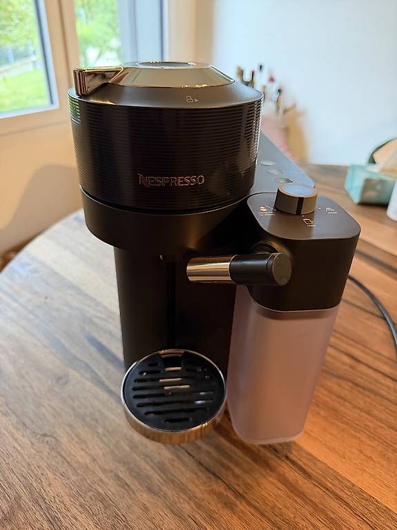 Macchine per caffè & Macchine per espresso: Nespresso Vertuo Lattissima – Usato da Bottmingen venduto da Mehr75 1