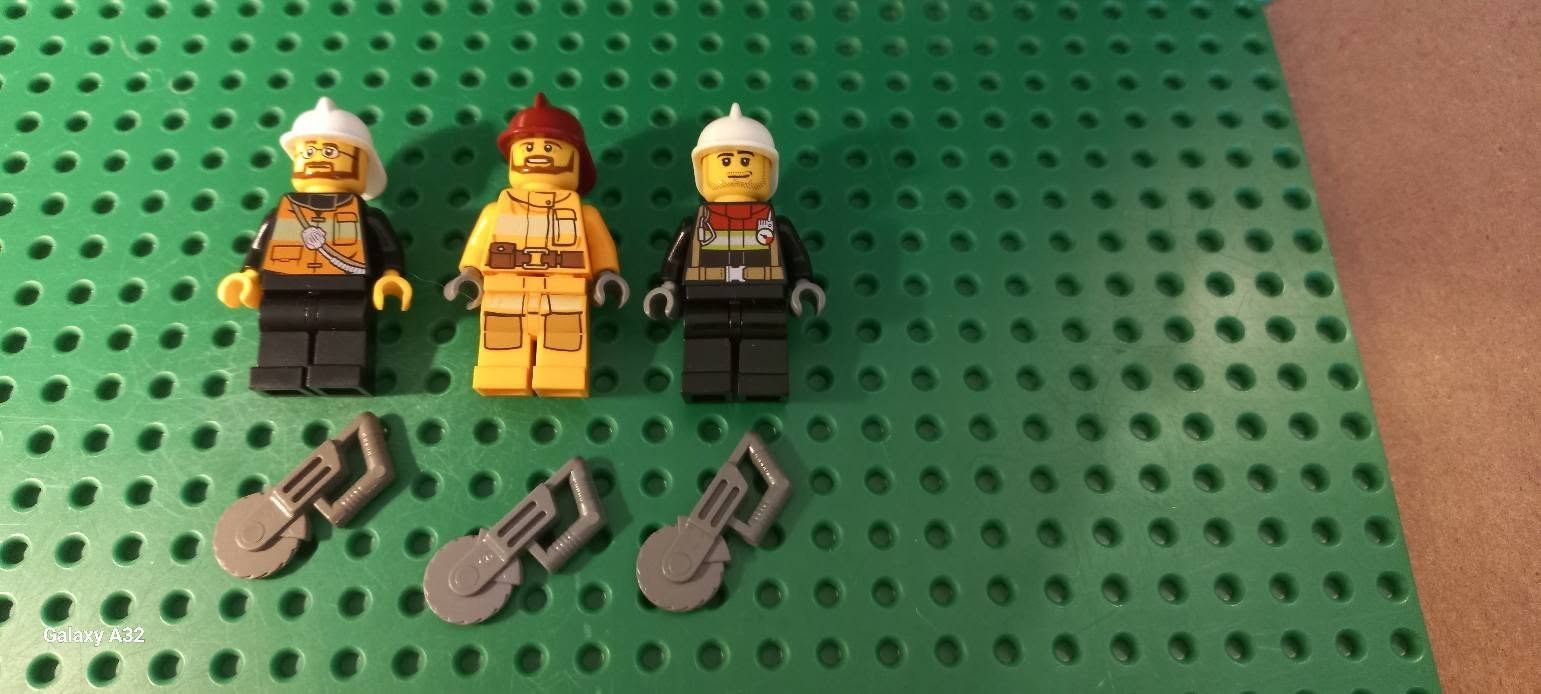 Lego Spielzeuge: Lot de 3 mini figurines pompier Lego – Gebraucht aus La Tour de Trême von Startjouet