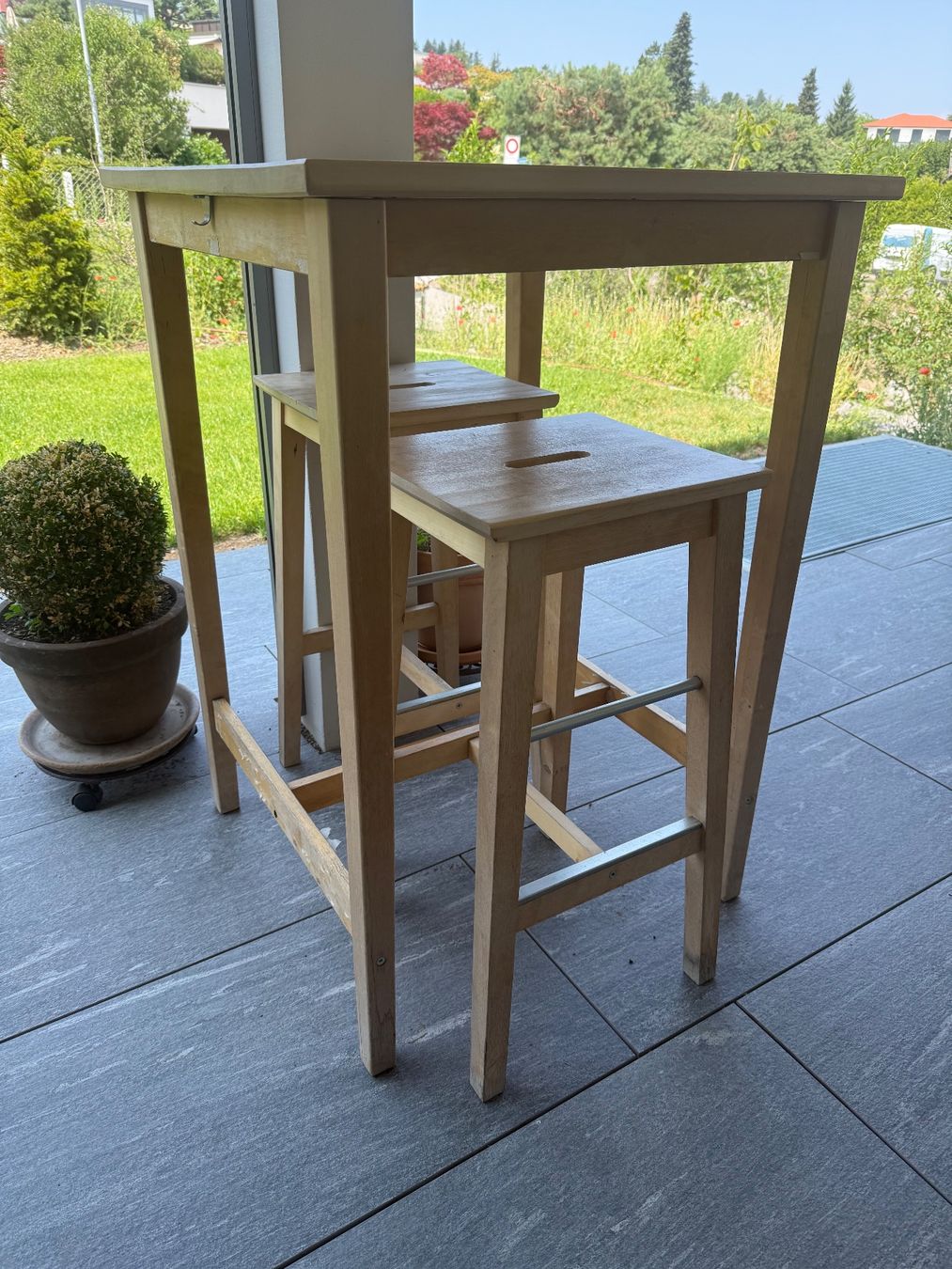 Ikea Set di tavolo e panche: IKEA Bartisch mit 2 Barhockern – gebraucht – Usato da Ebmatingen venduto da Mirkii