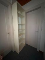 Hohes Bücherregal weiss mit verstellbaren Tablaren