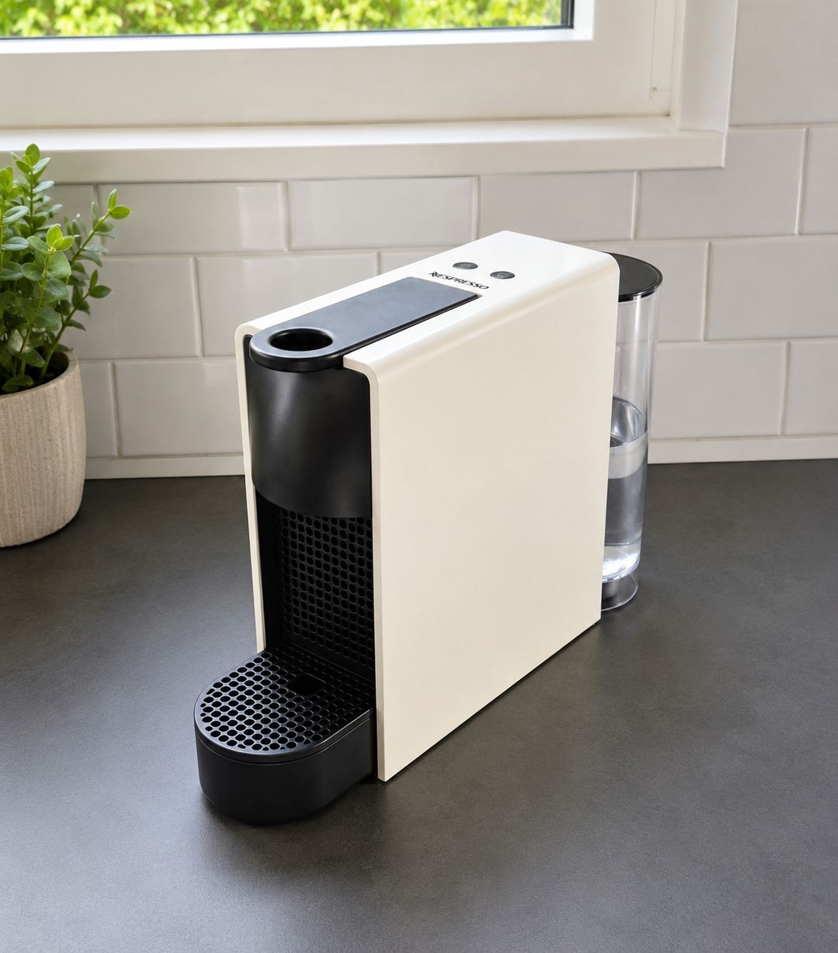 Nespresso Machines à café & Machines à expresso: Essenza Mini C Pure White – Neuf avec emballage d'origine à Niederlenz par zobi2