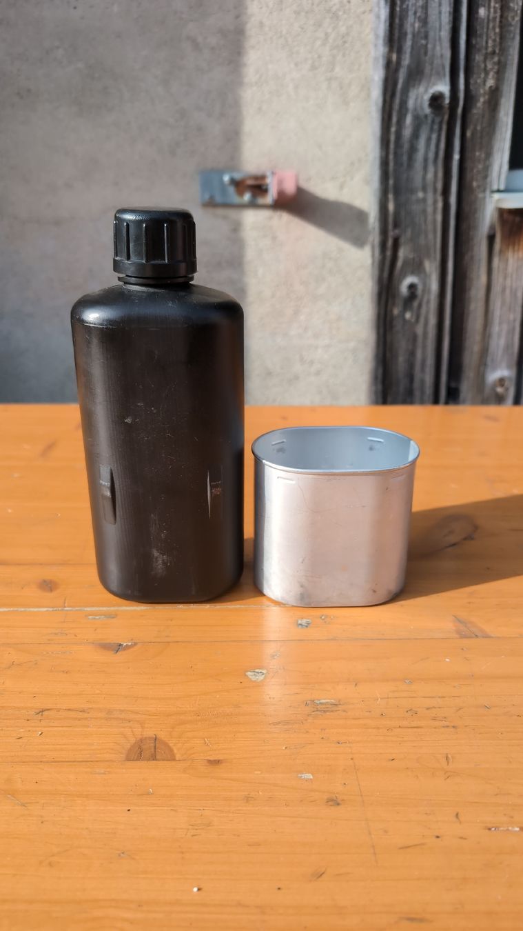 Schweizer Armee Attrezzatura & Pezzi di ricambio: Original Schweizer Armee Feldflasche mit Becher – Nuovo (secondo la descrizione) da Rorschach venduto da Obi-Wan85