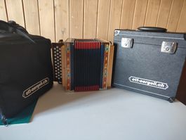 Schwyzerörgeli Ott mit Koffer und Rucksack