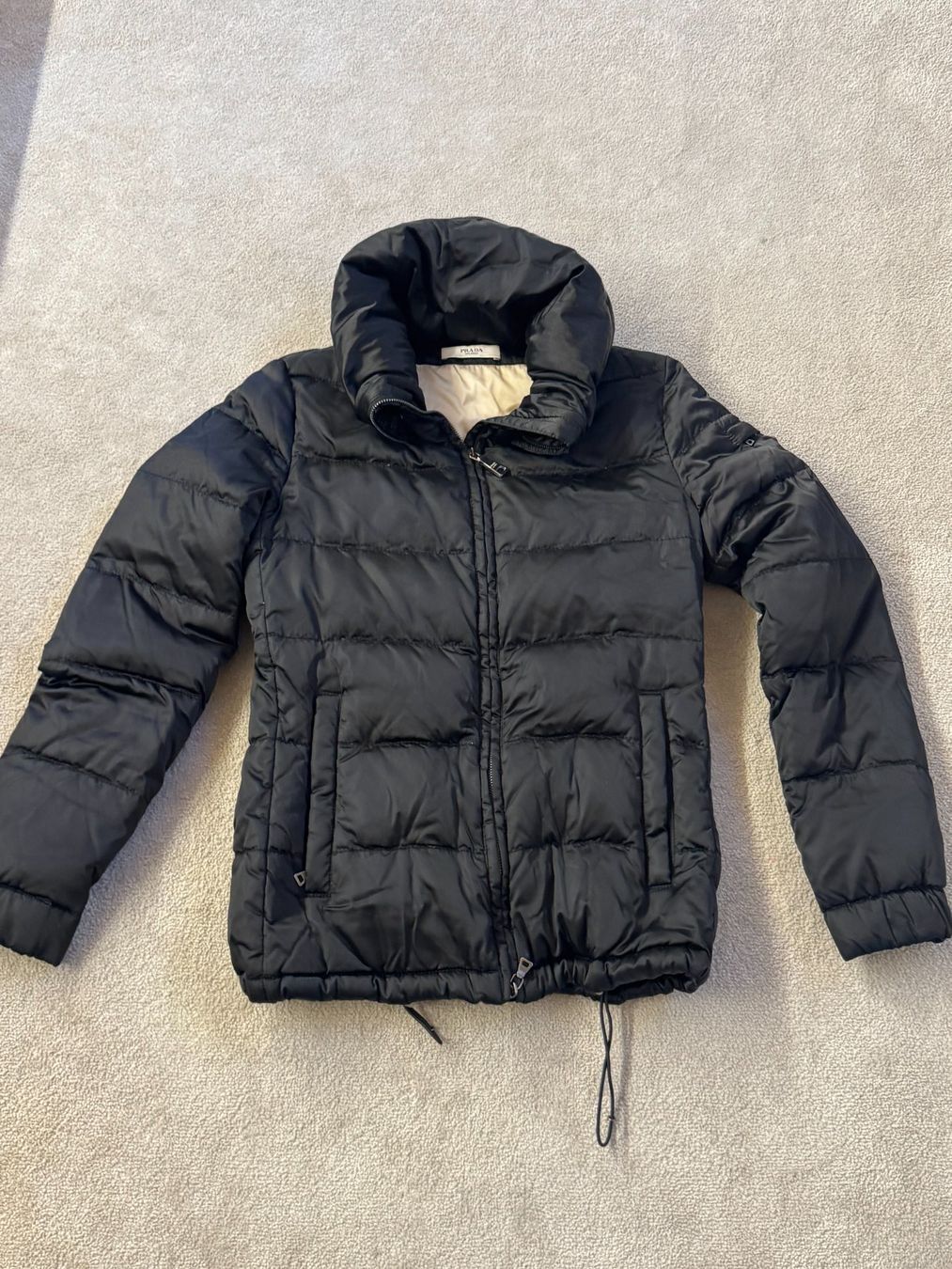 Prada Jacken: PRADA Black Down Puffer Jacket – Size 38 – Gebraucht aus Grund b. Gstaad von ReLuxe