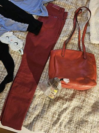 Zwei schöne Übergangsoutfits mit 2 Hosen und Oberteilen