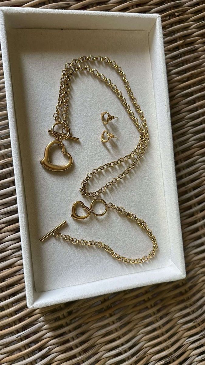 Altri gioielli: Ensemble de bijoux dorés - collier, bracelet, boucles 49 – Nuovo (secondo la descrizione) da La Chaux-de-Fonds venduto da Meliha2008