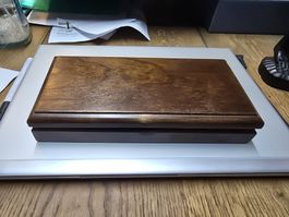Holzkiste mit rotem Samt ausgekleidet (Q)