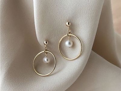 Orecchini pendenti & Orecchini a lobo: Gold pearl drop earrings – Usato da Genève venduto da Ballpencase