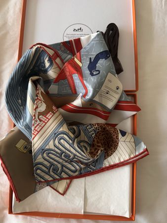 Hermès carré neuf Mystère au 24