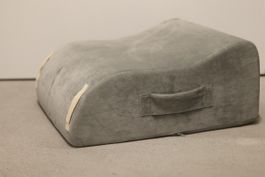 Ergonomisches Lagerungskissen – Rückenentlastung beim Liegen