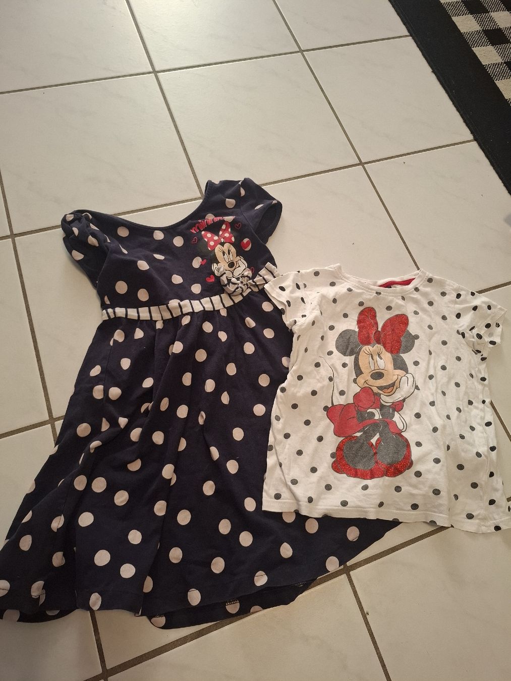 Kleiderpakete & -sets: Minnie Mouse Set – Gebraucht aus Luzern von s.teffi