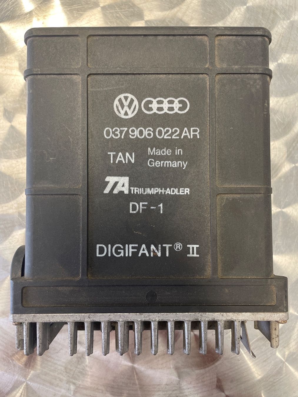 Volkswagen Tutti pezzi di ricambio auto: Steuergerät #7 TA 037906022AR DF-1 – Usato da St.Gallen venduto da maierm01