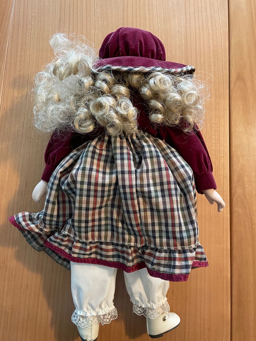 Bambole: Süsse Puppe mit Samt-Outfit – Usato da Adlikon b.Regensdf venduto da SimoneO01 1