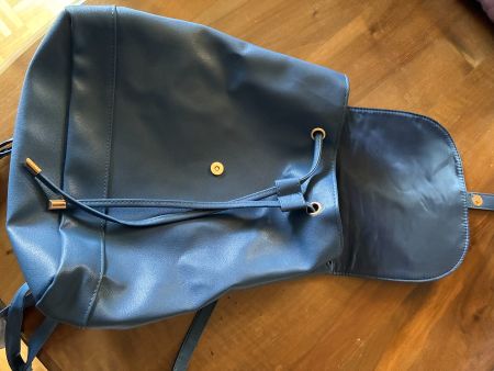 Rucksack blau mit Krokoprägung Details gebraucht Zustand