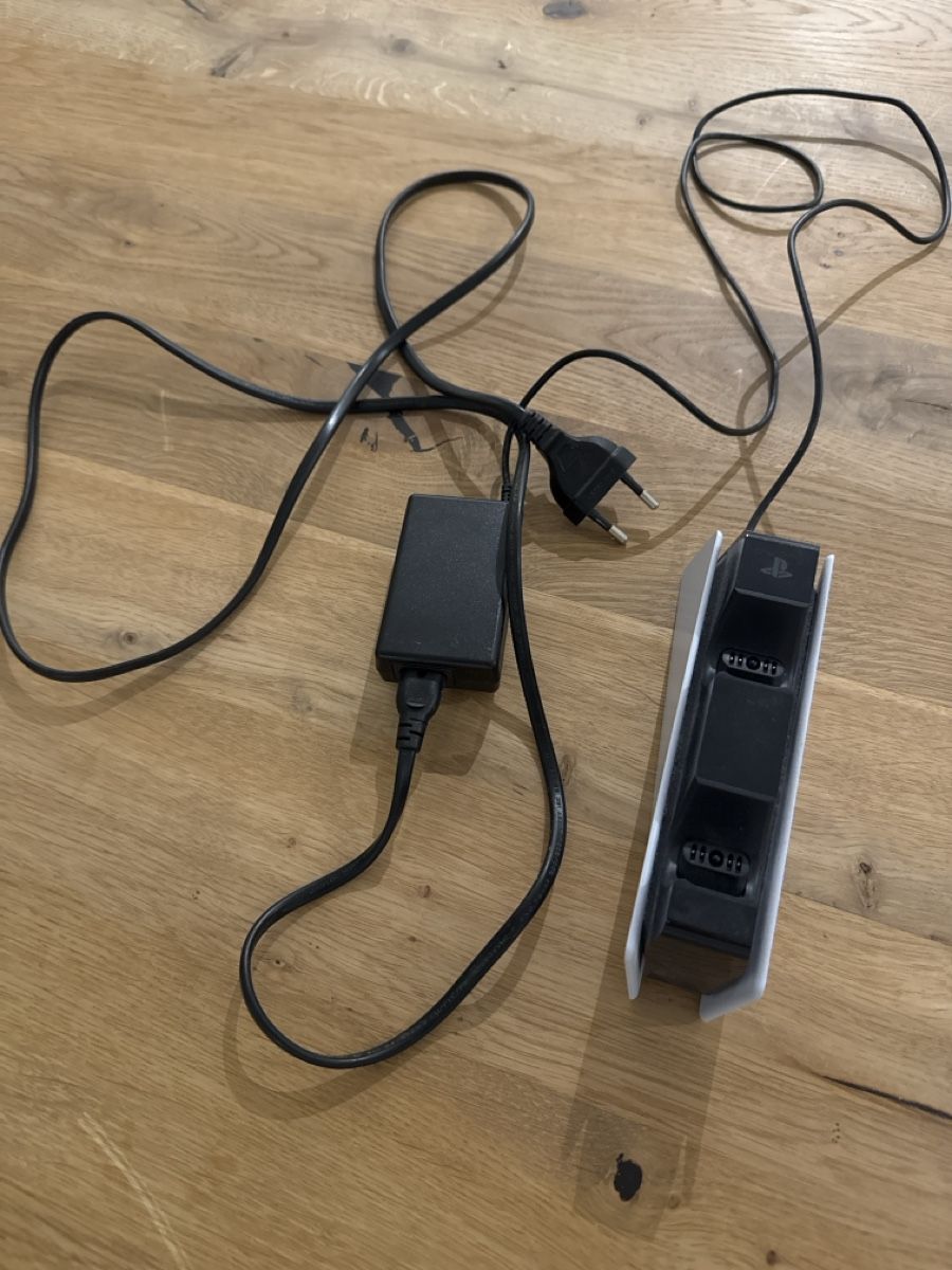 Sony Manettes: 2x PS 5 Controller + Ladegerät. – D'occasion à Ichertswil par EldenLord 3
