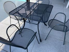 Garten, Balkontisch vier Stühle, Kissen, alles Streckmetall
