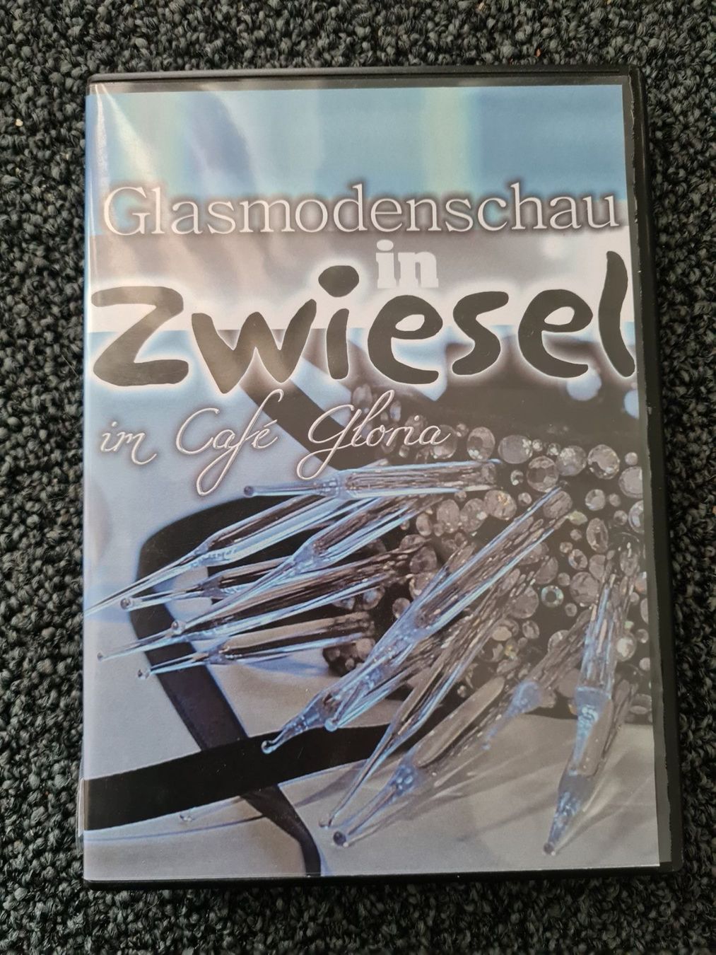 Tutti i DVDs: GLASMODENSCHAU IN ZWIESEL(10812) – Usato da Ruswil venduto da M71