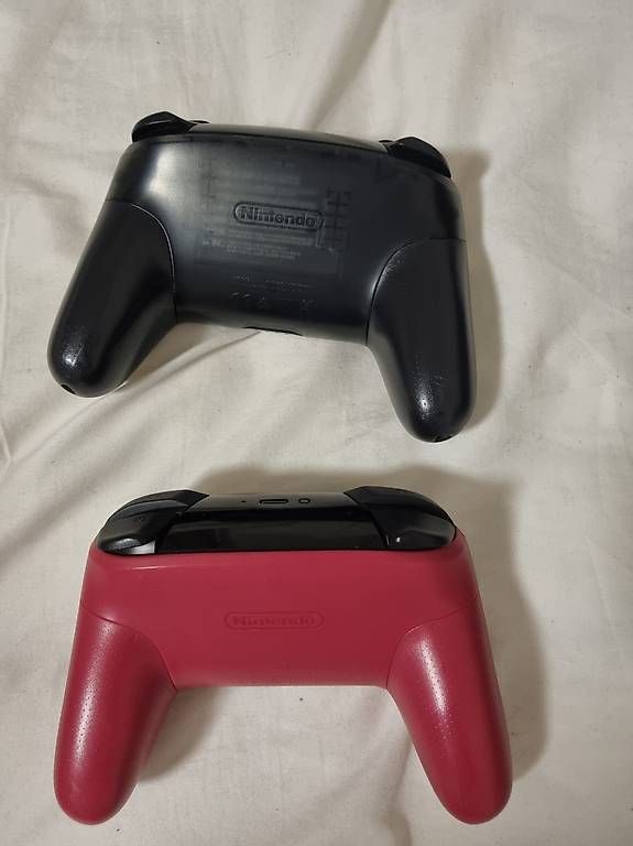 Nintendo Consoles: Nintendo Switch Pro Controller – D'occasion à Zürich par A.R.A 1