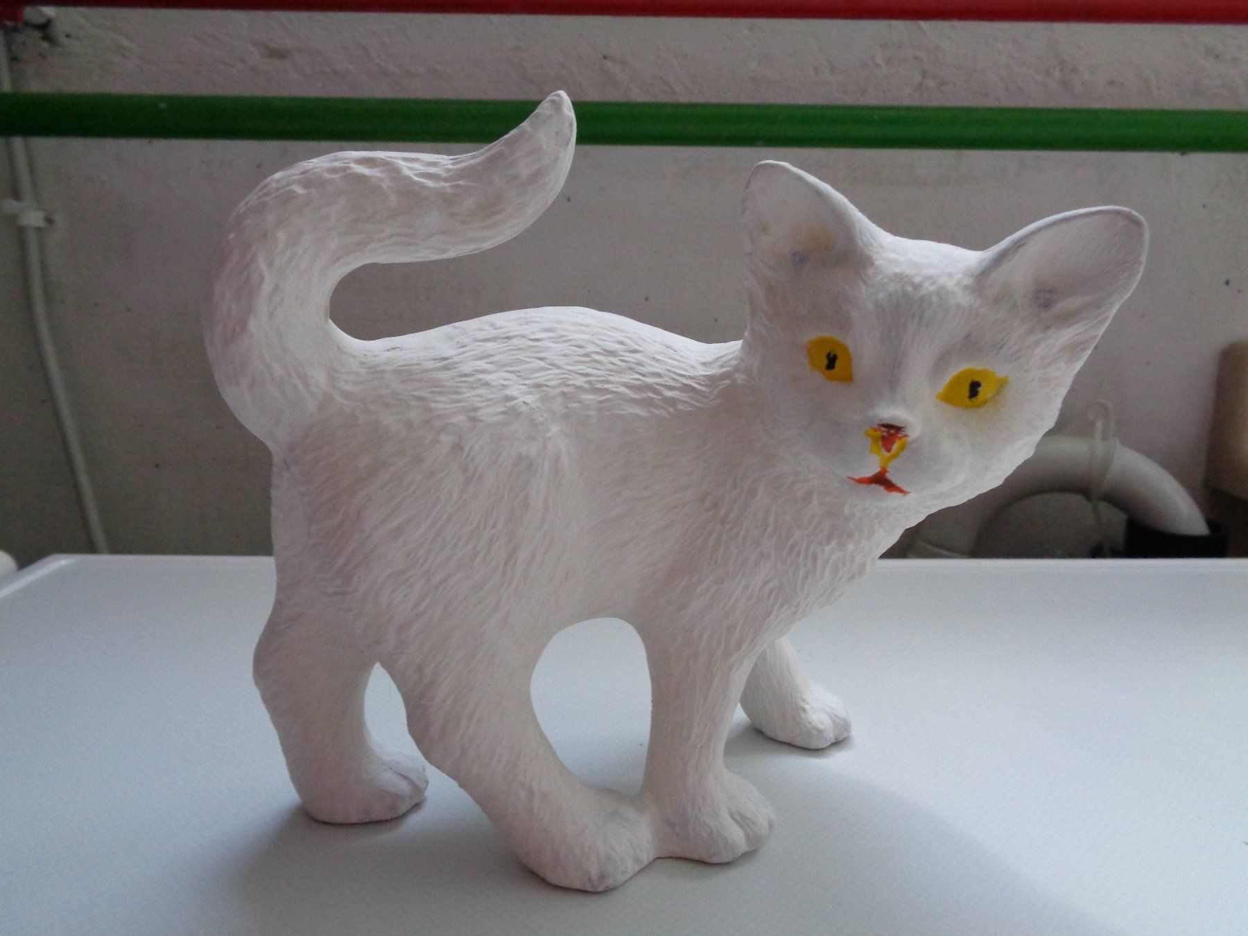 Statuette: Katze aus Keramik, weiss – Usato da Wiesendangen venduto da Gullfoss