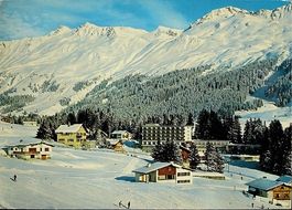 VALBELLA mit Posthotel gegen Rothornkette - Skifahrer