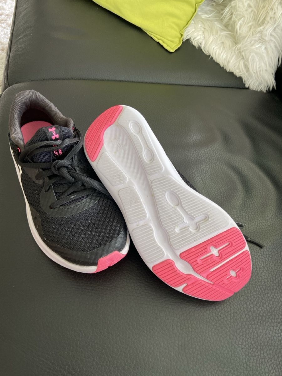 Under Armour Scarpe per ragazzi: Under Armour Gr. 35 hallenschuh, top! – Usato da Galgenen venduto da Hawaii021 1