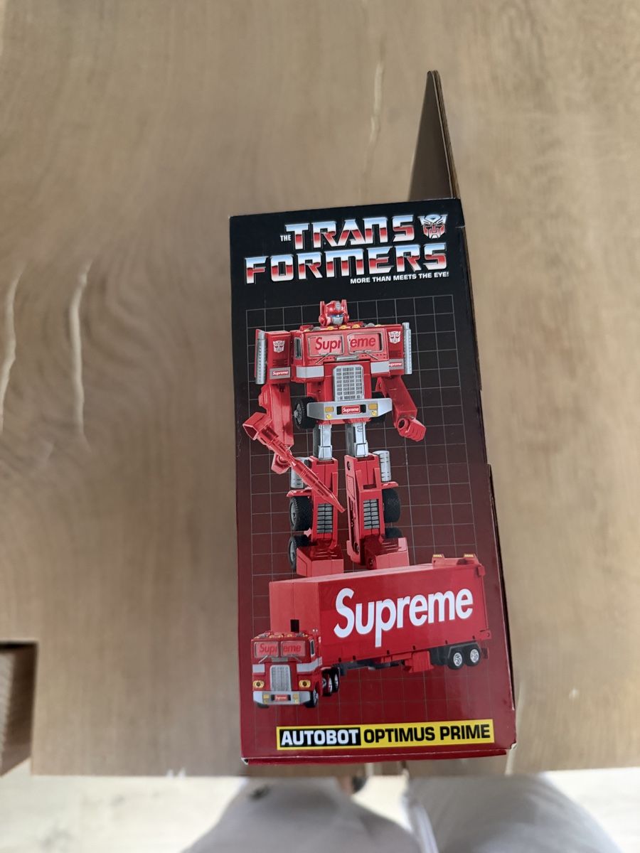 Hasbro Statuette: Supreme Transformers G1 Optimus Prime NEU – Nuovo e nell'imballaggio originale da Signau venduto da WhiteyWyss 1