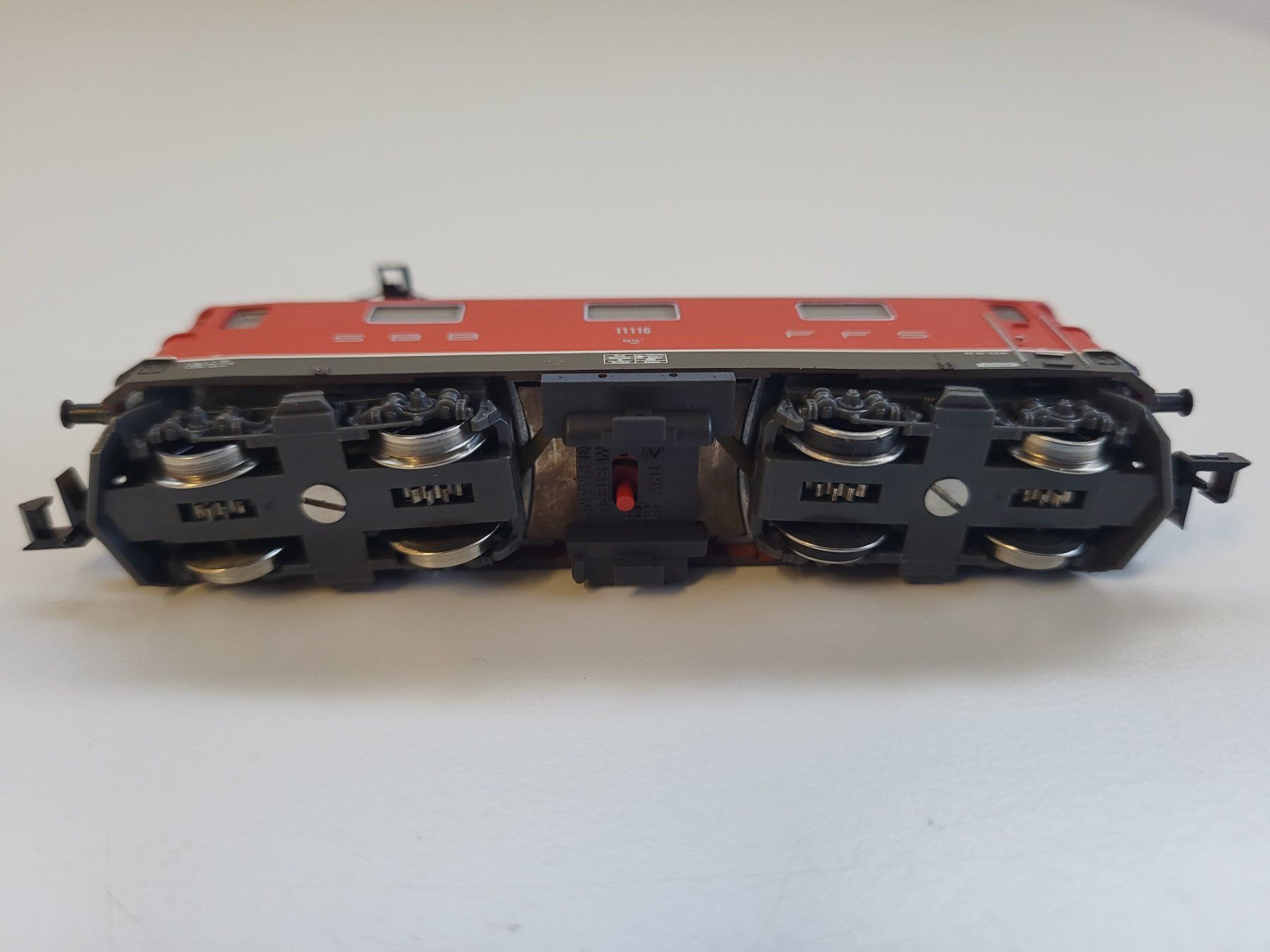 Trix Modellini di ferrovie: Minitrix 12977 E-Lok SBB Re 4/4 11116 rot – Usato da Brügg BE venduto da POU-BELLE 4