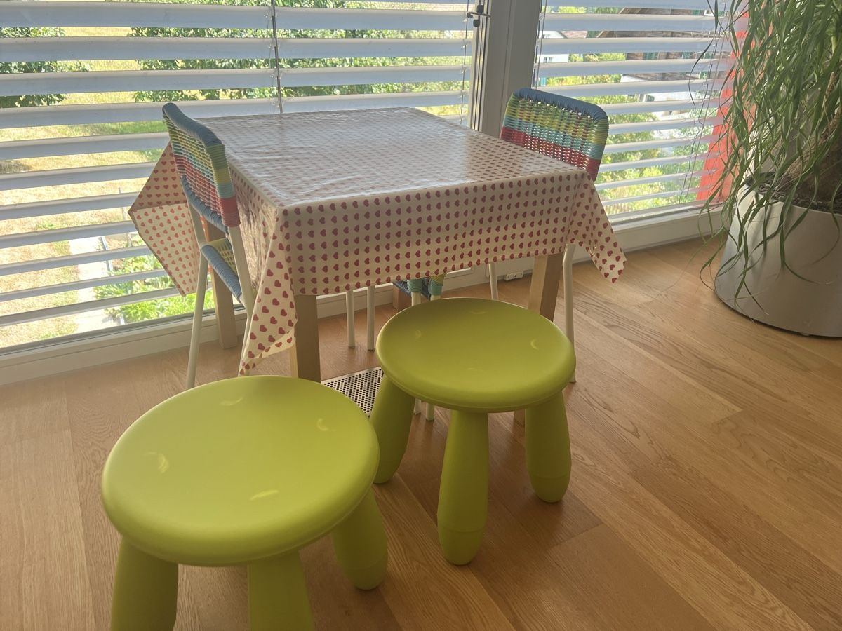 Tischset: Kindertisch mit 4 Stühlen – Gebraucht aus Eppenberg von Peaches01