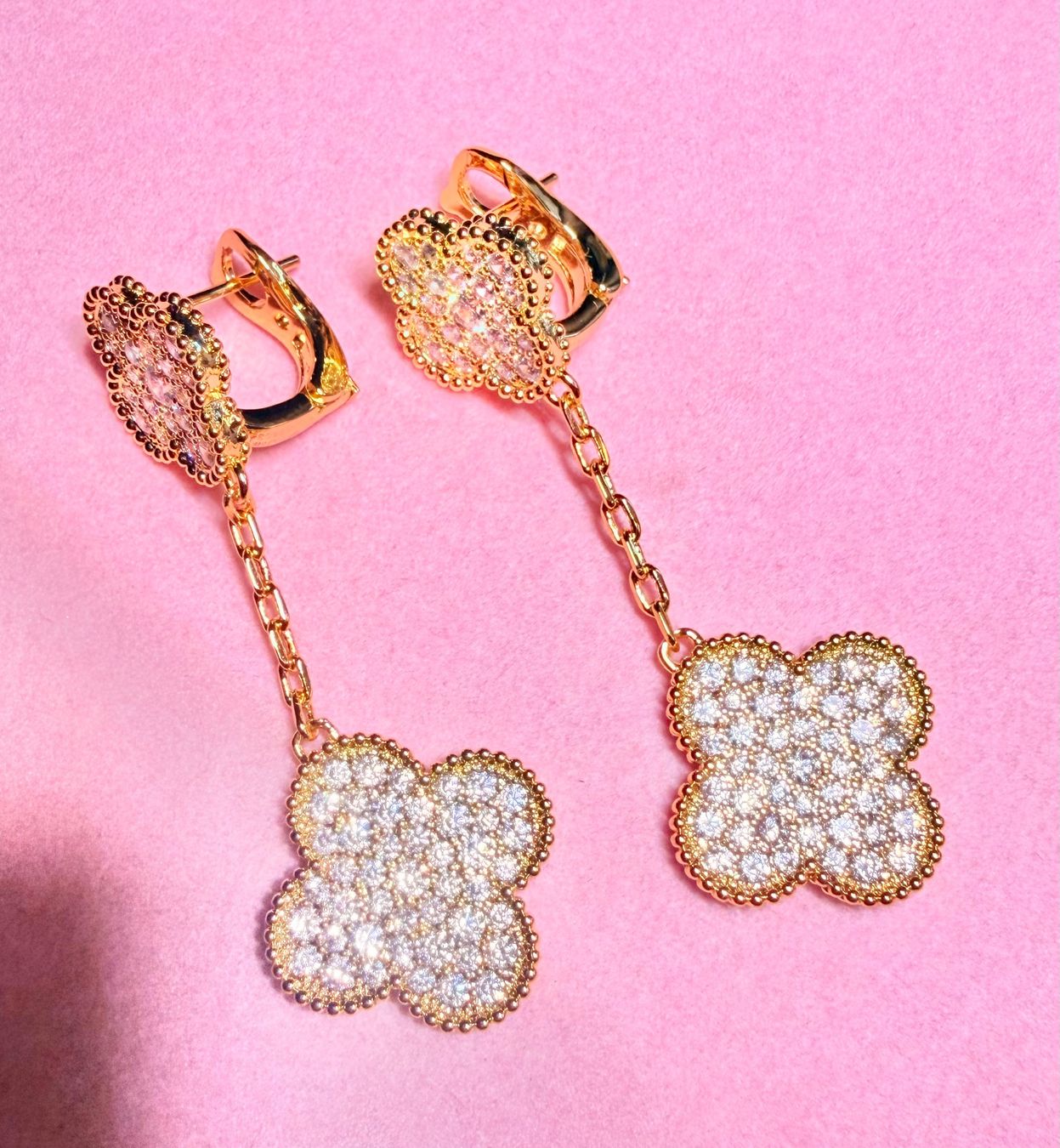Orecchini pendenti & Orecchini a lobo: Paire de boucles d'oreilles trèfle full diamond – Nuovo e nell'imballaggio originale da St-Maurice venduto da Sandrinette123 1