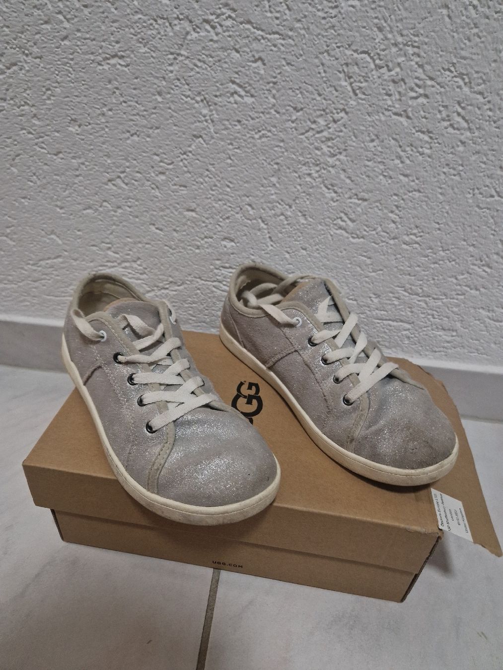 Ugg Scarpe per ragazze: UGG Sneaker Gr. 34 silber glitzernd Schuhe Frühling – Usato da Mellingen venduto da BiBi.16