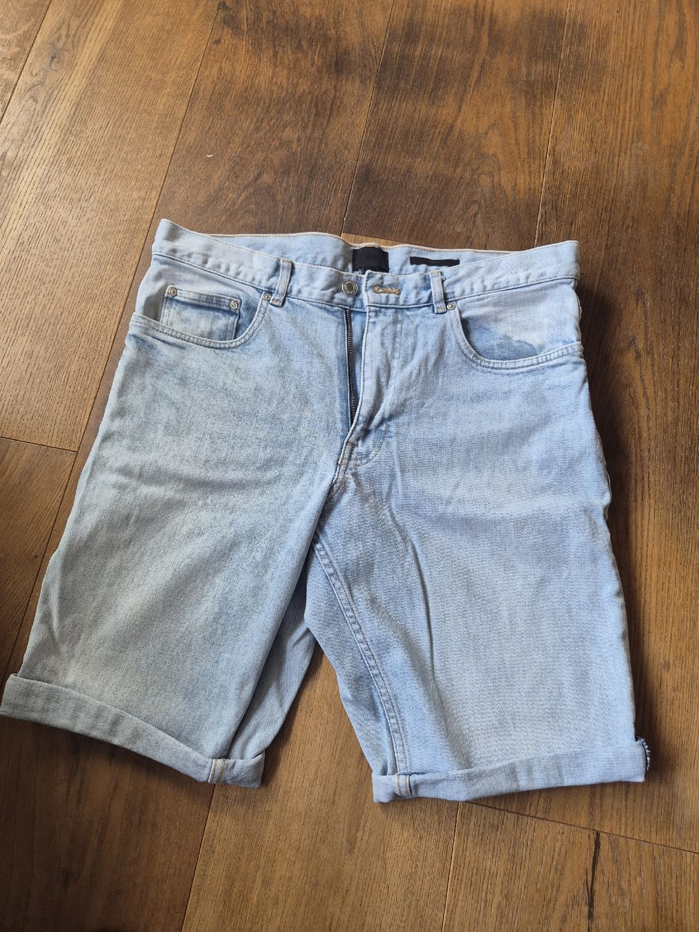 H&M Jeans: H&M Jeans Shorts, hellblau, Grösse 32, neuwertig – Usato da Ottikon venduto da Zuesipferd