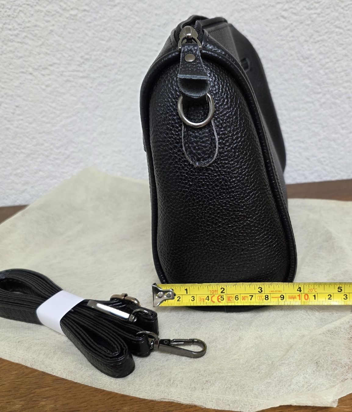 Taschen für Damen: Schwarze Umhängetasche aus Leder.Neu – Neu und originalverpackt aus Rheinsulz von Gilea 5