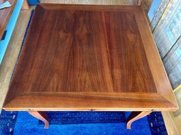 Massiver Esstisch aus Holz - Buchöffnung