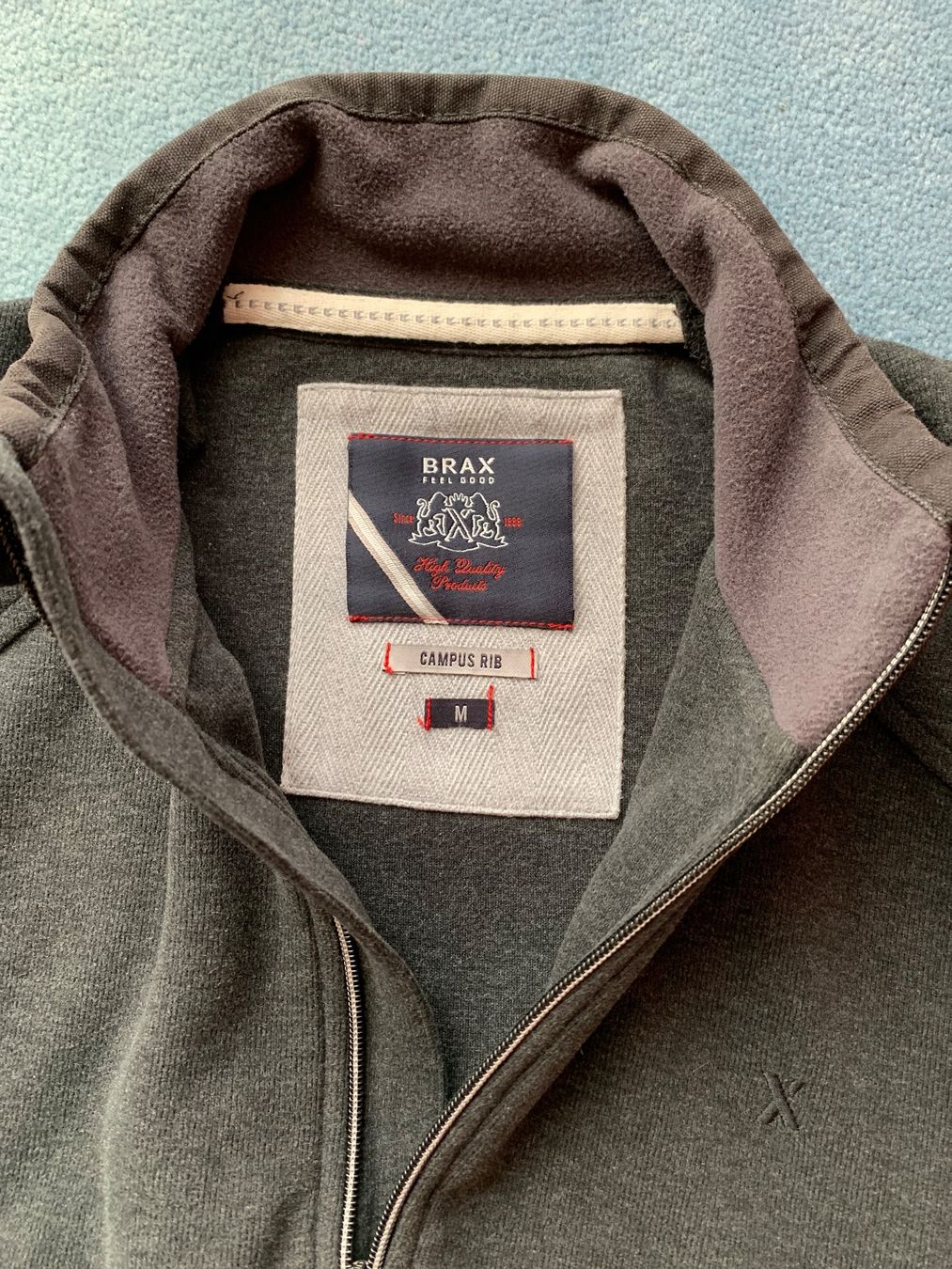 Brax Giacche: BRAX Strickjacke, Campus Rib, Grösse M, grau – Usato da Wiesendangen venduto da Babalegi 1
